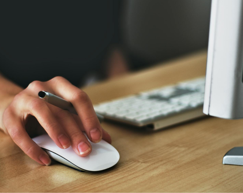 Mano usando un mouse